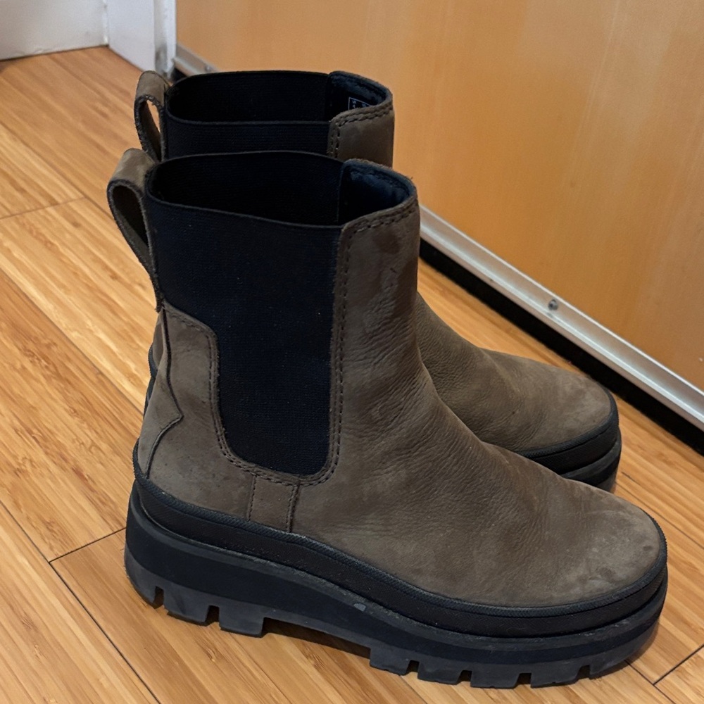 Clarks Taupe/brown Chelsea lug sole Boots